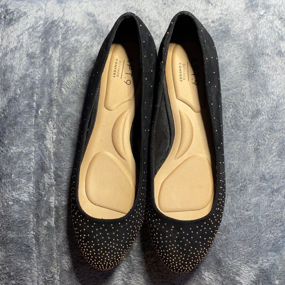 Size 6 1/2 for black flats with gold stones ✨